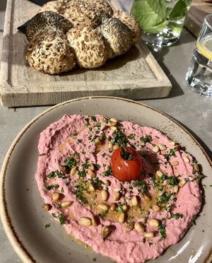 Heerlijke bietenhoumous met brood   at Délicat in Hoenderloo