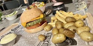 De vegan burger is echt heel goed. Goede smaak en textuur. Heerlijk belegd. Een aanrader.   at Délicat in Hoenderloo
