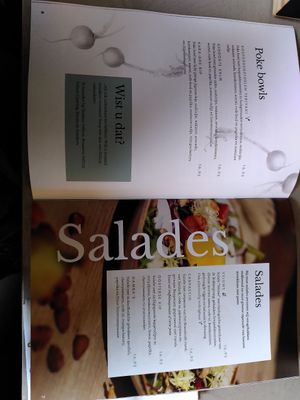 Salad and poke bowl at Délicat in Hoenderloo