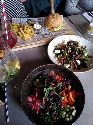 Poke bowl with mushrooms, Veluwe salad as starter and vegan burger at Délicat in Hoenderloo