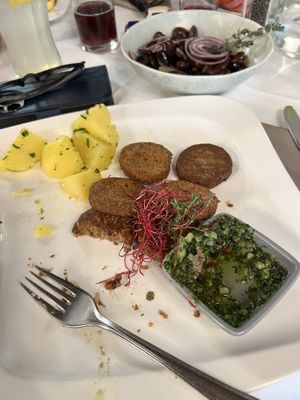 Linsenlaibchen mit Kartoffeln und Pesto  at Riegler in Bruck An Der Mur