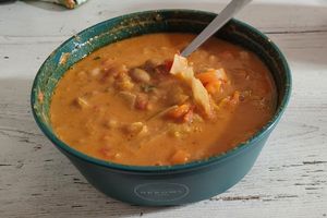 Gambischer Erdnusseintopf in einer To-Go Schale at SuppenGRÜN in Wismar