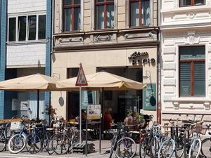 Front with outdoor seating at Adieu Paris - Döner Chérie in Cologne