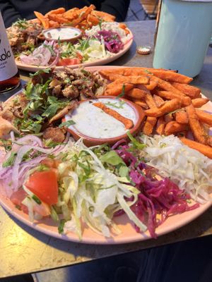 Veganer Dönerteller mit Süßkartoffelpommes 👍🏻  at Adieu Paris - Döner Chérie in Cologne