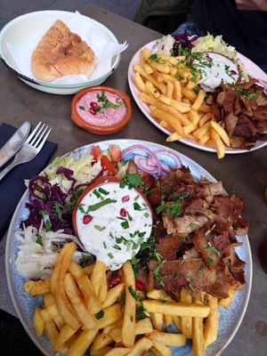 2 Dönerteller, rote Beete Hummus& hausgemachtes Brot at Adieu Paris - Döner Chérie in Cologne