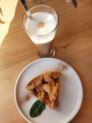 Apple pie & latte oat at Aubergini in Amsterdam