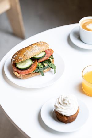 Panecillo de espelta masa madre con hummus y vegetales at AUYAMA real food in Tenerife