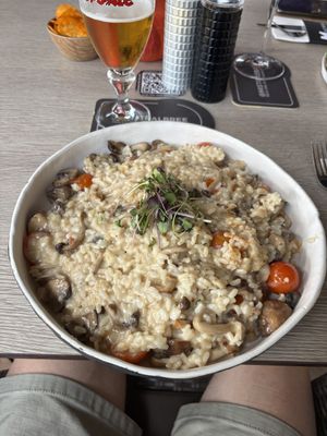 Rijst met paddenstoelen tomaten en beetje sla was lekker mijn beoordeling en vegetarisch denk zelf veganistisch  at MISTRAL in Bree