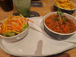 Vegan stoofpotje, salade,  frietjes en veganaise at MISTRAL in Bree