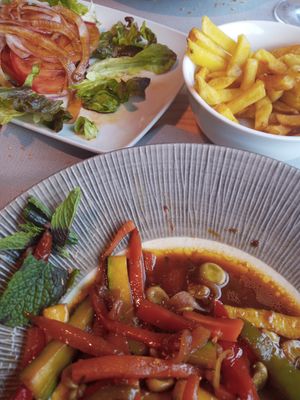 El wok de verduras incluye ensalada y patatas. at Junco in Asturias