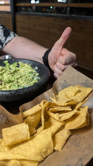 Guacamole y nachos at Foster's Hollywood in Vinaros