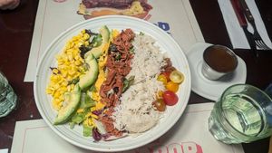 Cobb ensalada veggie at Foster's Hollywood in Vinaros