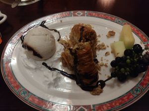 Baklava (3pc) with vanilla ice cream and whipped cream at Tekinev in Groningen