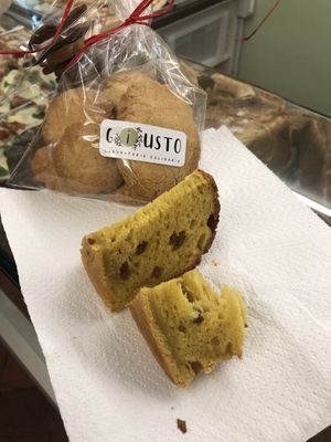 Miglior panettone vegano mai provato, e pure senza glutine! Ho preso anche una pizzetta rotonda ma l’ho divorata prima di riuscire a fare la foto. Davvero un MUST se siete in zon at G(i)usto Laboratorio Culinario in Lonato