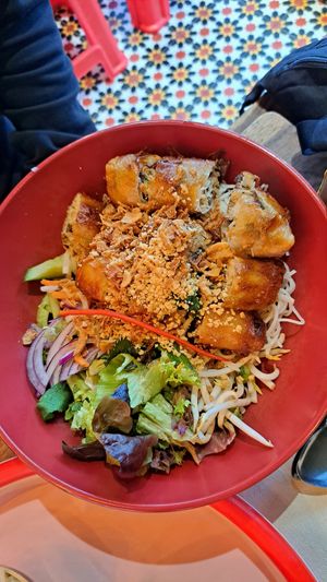 Bun Cha Gio Chay (Reisnudelschale mit vegetarischen Frühlingsrollen) at Chi Thu - Leopoldstraße in Munich