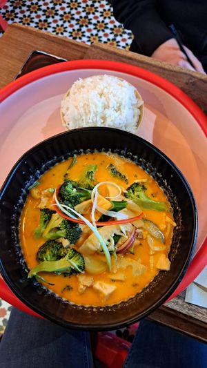 Cari Chay: Rotes Curry mit Tofu, Gemüse und Reis at Chi Thu - Leopoldstraße in Munich
