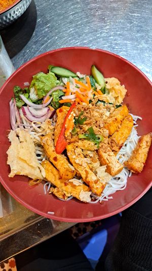 82. Bun Chay
Reisnudelschale mit Zitronengras-Tofu und crispy Tofu (vegan) at Chi Thu - Leopoldstraße in Munich