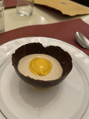Uovo di cioccolato con crema di anacardi   at Fefino in Trani