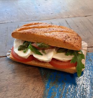 Focaccia Pesto Rosso 'Caprese' at DeliYo - Van Doorenveste in Groningen