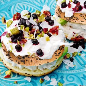 Vegan Bagel with plantbased creamcheese, berries,avocado,pistache nuts and coconut-flakes #Veganuary at DeliYo - Van Doorenveste in Groningen