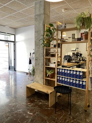 Local amplio at Noat Coffee in Granada