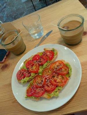 Tostadas ricas at Noat Coffee in Granada