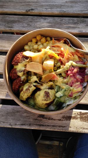 Falafel Bowl mit Rote Beete, Krautsalat, Bohnen, Kichererbsen, Gurken und Reis at Green Kitchen in Flensburg