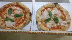 Pizza Margherita with vegan mozzarella  at Pizzeria la Lampara in Brescia