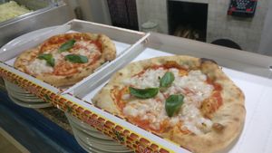 Our takeaway Margherita at Pizzeria la Lampara in Brescia