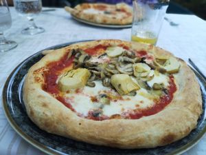 Pizza delizioso at Pizzeria la Lampara in Brescia