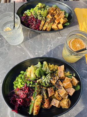 Tofu bowl oli erinomainen, listalla oli monta muutakin vegaanista vaihtoehtoa, ihan valinnanvaikeus!  at Ravintola Kilpis in Kilpisjarvi