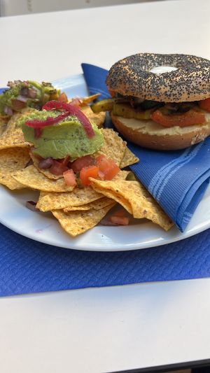 Veggie bagel and nachos  at Dídola in Zaragoza