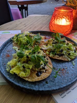 Wonton pizza at Veganees in Amsterdam