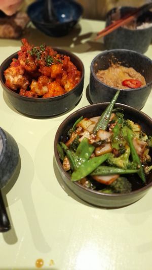 Korean bloemkool, shanghai stir fry at Veganees in Amsterdam