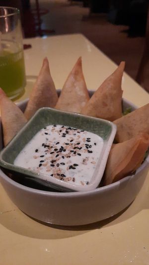 Samosa met yoghurtdip at Veganees in Amsterdam