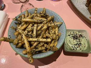 Umami fries: tasty, with nori and wasabi mayonaise at Veganees in Amsterdam