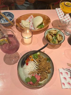 Bao buns, wontons, Indonesia jackfruit 😁 at Veganees in Amsterdam