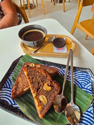 Banana bread and coffee at Veganees in Amsterdam
