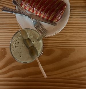 Smoothie detox e naoolitana de frambuesa con chocolate   at Auriga Gastrobar in Ourense