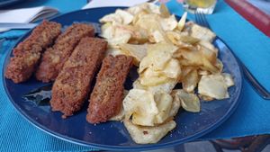 Seitán rebozado con patacas fritidas ou ensalada at O Bo Xantar in Pontevedra