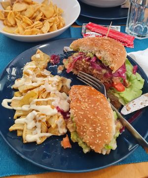 Hamburguesa vegana con patatas fritas. at O Bo Xantar in Pontevedra