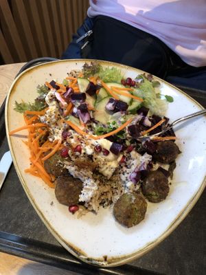 Falafel bowl  at Dean & David - Makartplatz in Salzburg
