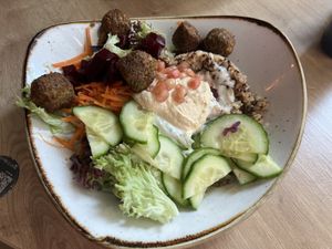  Veggie falafel bowl (vegan)   at Dean & David - Makartplatz in Salzburg