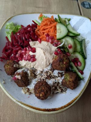 Vegan falafel bowl at Dean & David - Makartplatz in Salzburg