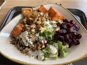 Buddha bowl mit veganer Sauce   at Dean & David - Makartplatz in Salzburg