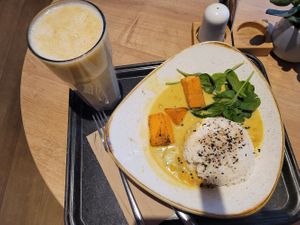 Delicious vegan curry with mangochia smoothie at Dean & David - Makartplatz in Salzburg