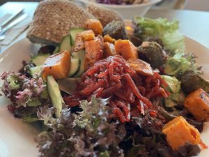 Falafel Tahin Salat   at Dean & David - Makartplatz in Salzburg