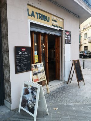 Entrance at La Tribu - Pastelería Vegana in Barcelona