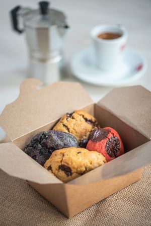 caja de 4 at La Tribu - Pastelería Vegana in Barcelona