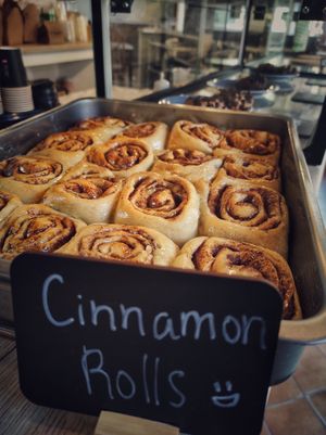 Los mejores Cinnamon Rolls Veganos de toda Barcelona, con increibles toppings.   at La Tribu - Pastelería Vegana in Barcelona